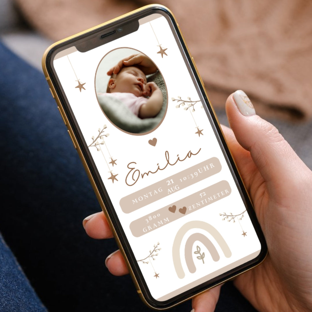 Ein Smartphone wird von einer Hand gehalten und zeigt eine Geburtsanzeige für ein Baby. 
