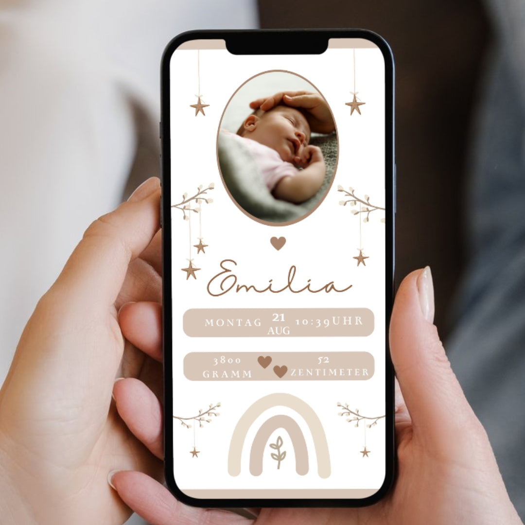 Ein Smartphone wird von einer Hand gehalten und zeigt eine Geburtsanzeige für ein Baby. Dekorative Elemente wie Sterne, Zweige und ein Regenbogen sind ebenfalls zu sehen.