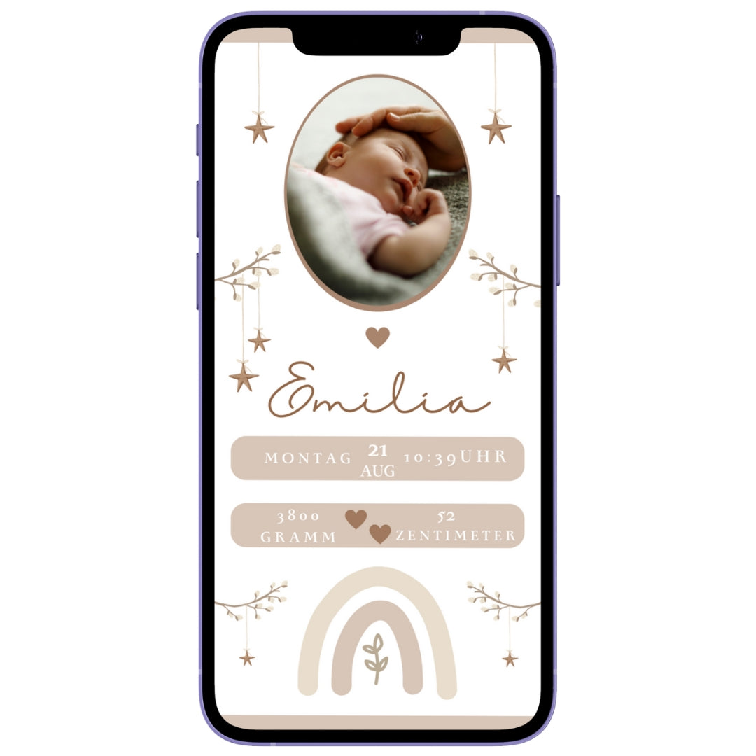 Ein Smartphone mit einer Geburtsanzeige in weiß und braun, inklusive Foto eines Babys.