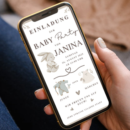 Hand mit Smartphone, darauf eine Ansicht einer Einladungskarte zur Baby-Party