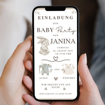 Hand mit Smartphone, auf den Display eine Einladung zur Babyparty mit Baby-Motiven