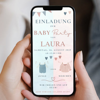 Hände halten ein Smartphone mit einer Einladung zur Baby-Party. Illustration von einem blauen Strampler für einen Jungen und einem rosa Jäckchen für ein Mädchen. 