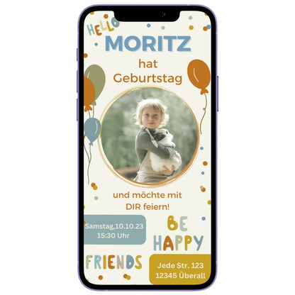 Smartphone mit Einladung zum Geburtstag . Bunte Luftballons und Buchstaben sind um ein Foto in der Mitte platziert