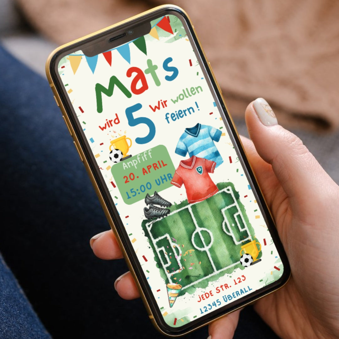 Einladung per WhatsApp für einen Kindergeburtstag mit Fussball Motiven und Fußballfeld