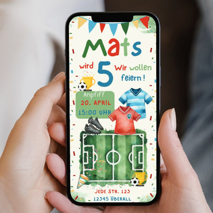 Smartphone mit  bunt gestalteter rEinladungskarte für eine Kindergeburtstagsfeier mit dem Thema Fussball. 