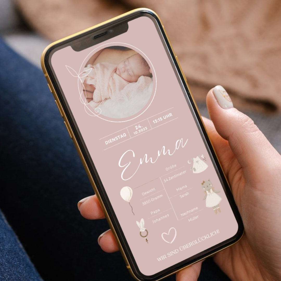 Ein Smartphone wird von einer Hand gehalten und zeigt eine Geburtsanzeige für ein Mädchen