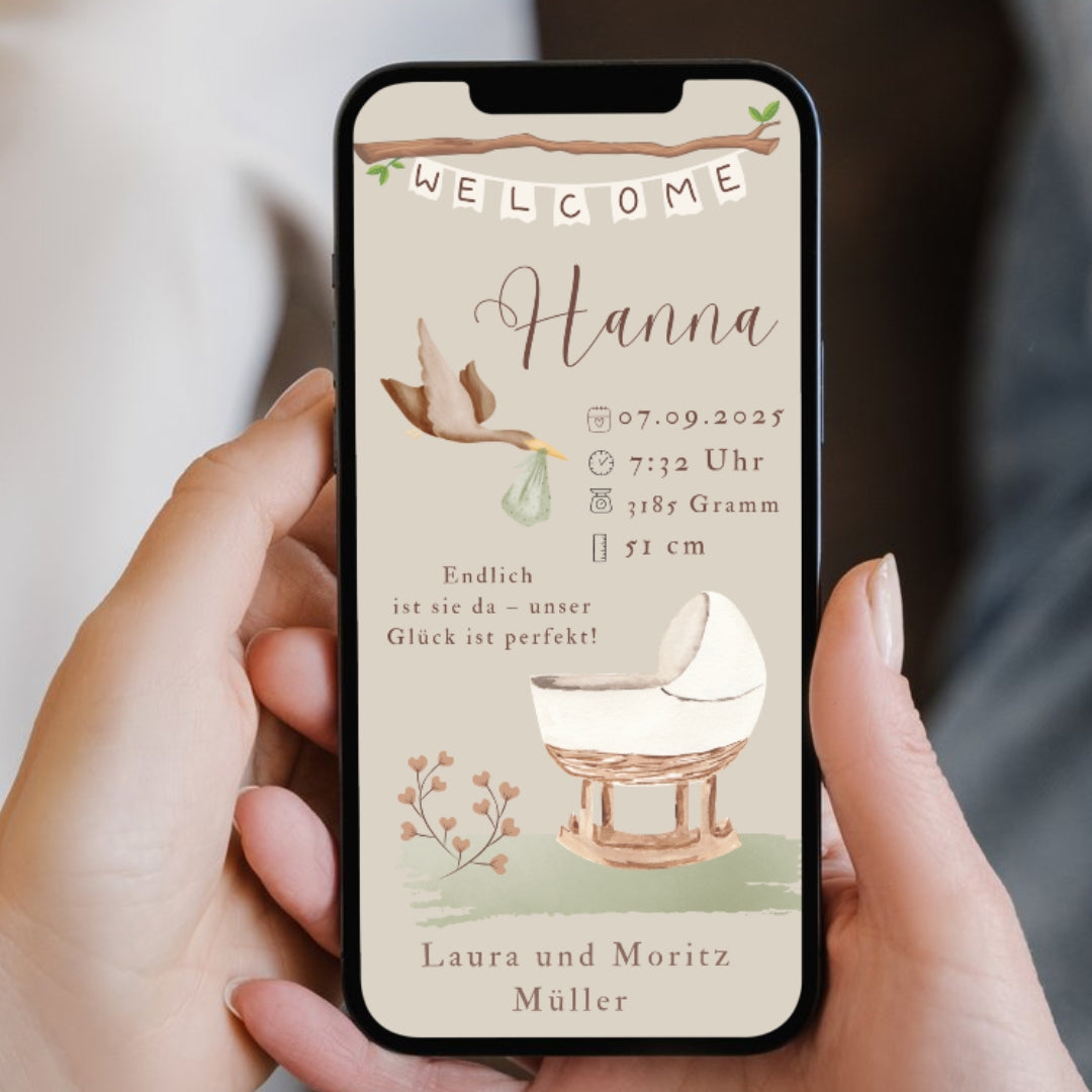 Smartphone mit Geburtsanzeige mit Ast und "Welcome"-Girlande, fliegendem Storch mit Bündel, hölzerner Wiege und Blumenillustrationen.