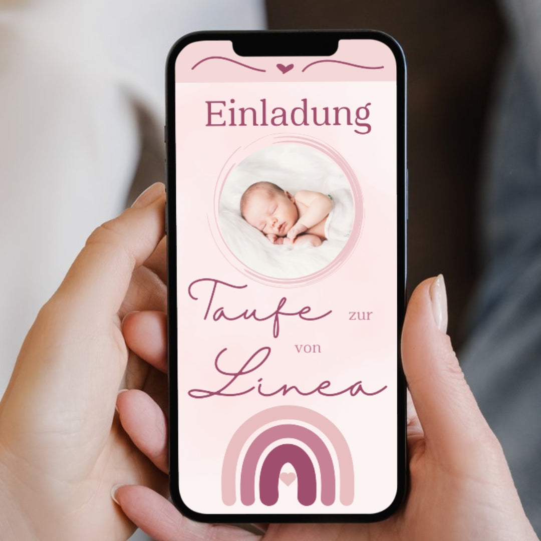 Smartphone mit Einladung zur Taufe mit Babyfoto und Regenbogen in rosa